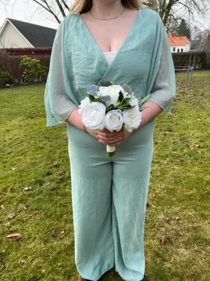 Bella brudepigebuket rikke holder