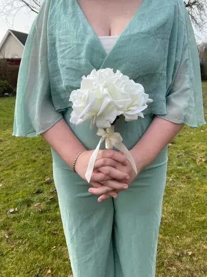 Hvid rose brudepigebuket rikke holder